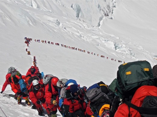 Climbers-going-up-Mount-Everest-in-May-2013