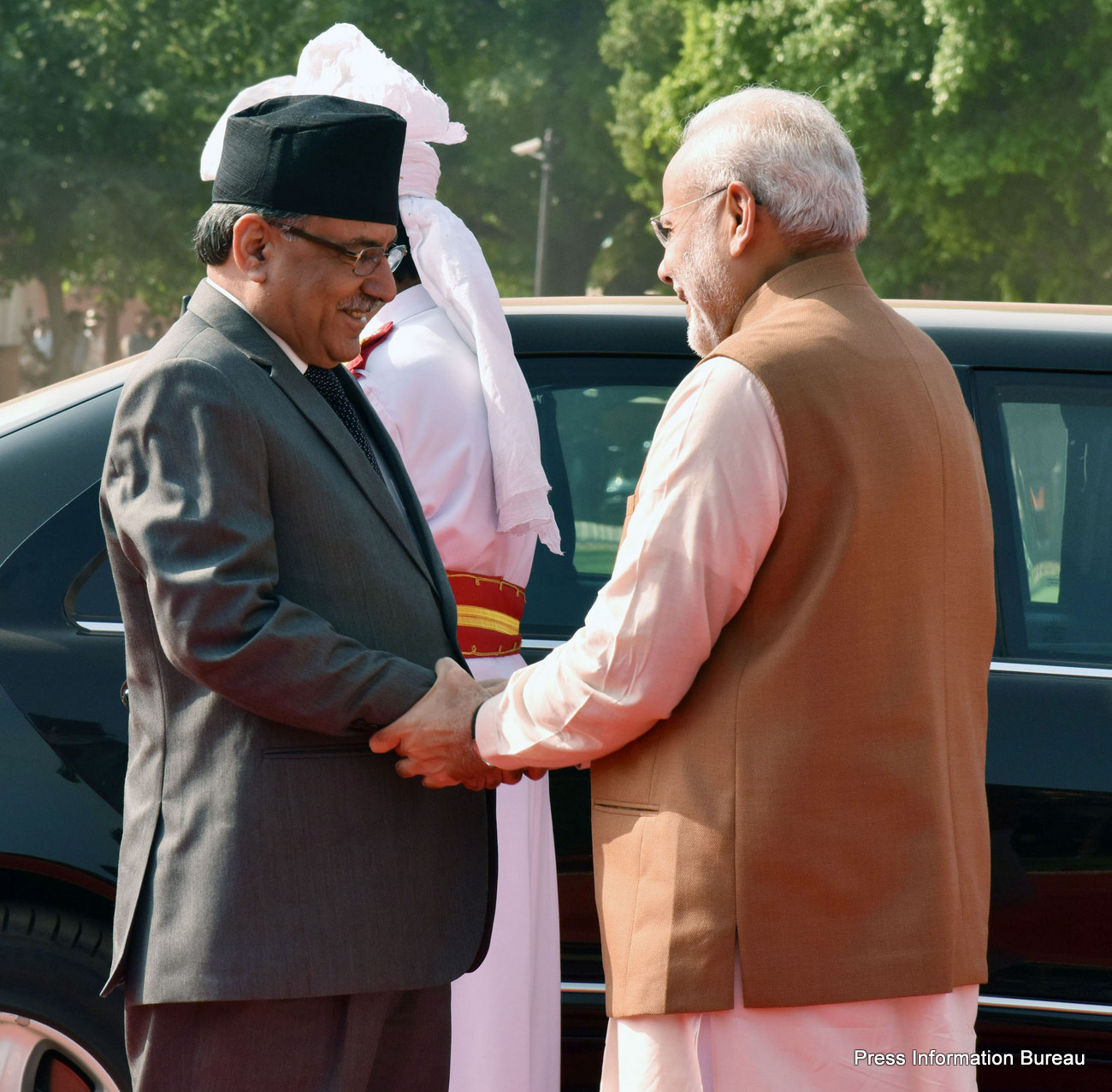 The Prime Minister of Nepal, Mr. Pushpa Kamal Dahal being received by the Prime Minister, Shri Narendra Modi, at the Ceremonial Reception, at Rashtrapati Bhavan, in New Delhi on September 16, 2016.