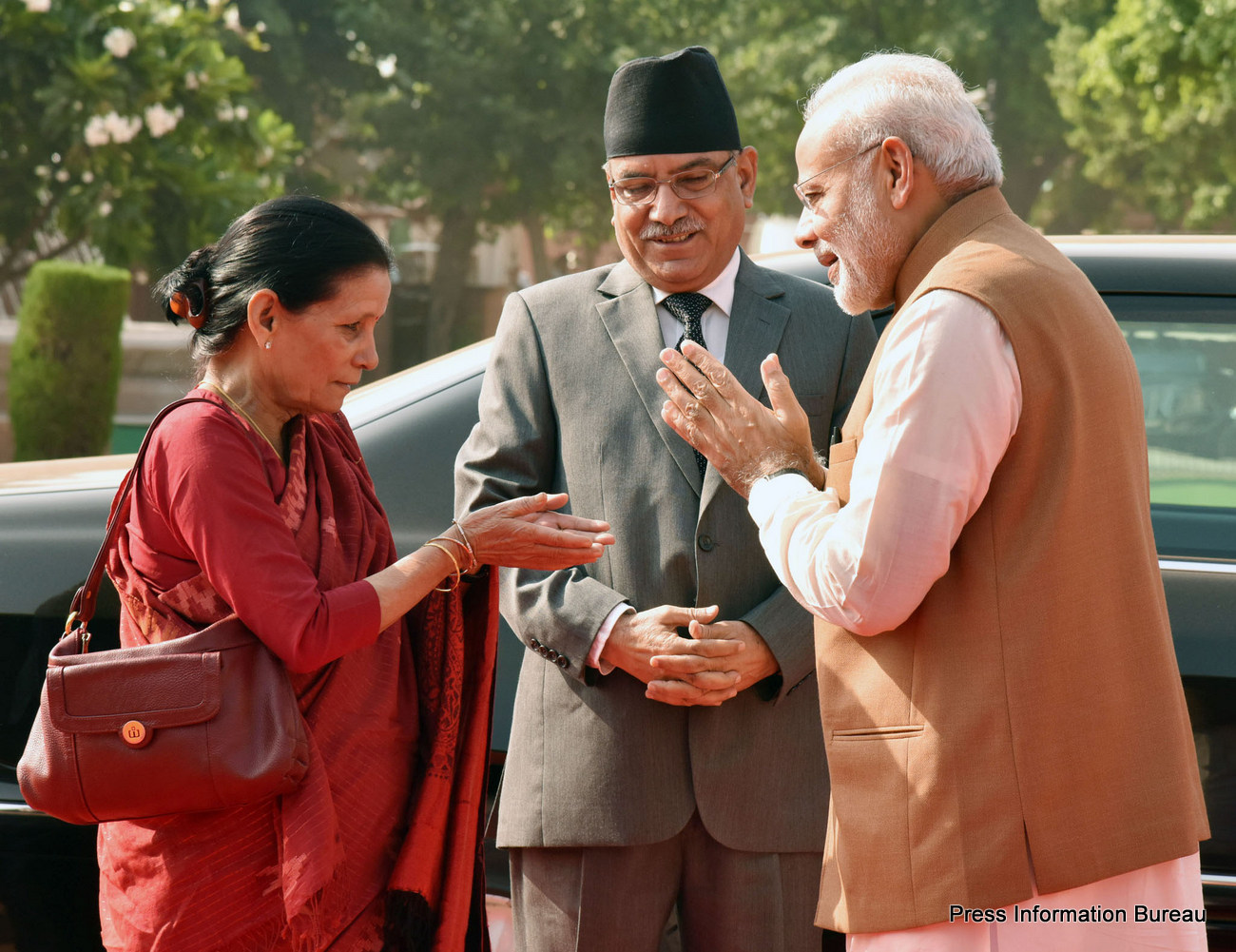 The Prime Minister of Nepal, Mr. Pushpa Kamal Dahal being received by the Prime Minister, Shri Narendra Modi, at the Ceremonial Reception, at Rashtrapati Bhavan, in New Delhi on September 16, 2016.